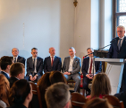 Na zdjęciu prezydent Poznania w sali Ratusza, przy mównicy