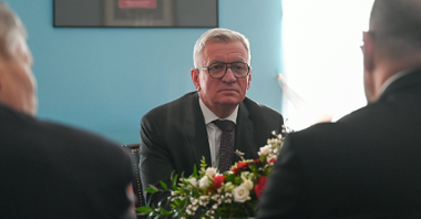 Na zdjęciu prezydent Poznania słuchający ambasadora