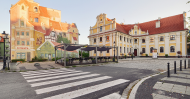 Najpopularniejsze budynki na Śródce. Po lewej mural, którzy przedstawia włoską uliczkę.