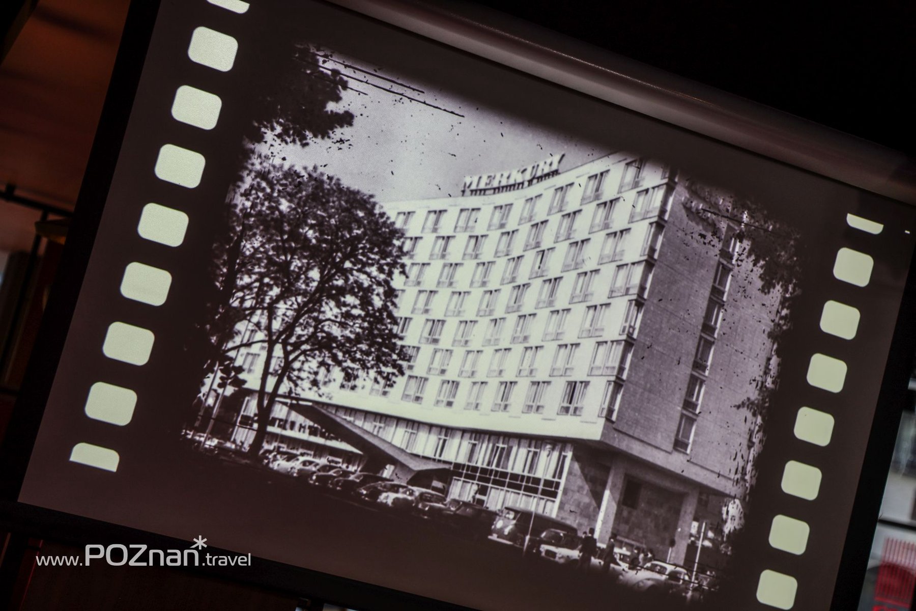 Stare zdjęcie Hotelu Mercure Poznań. Zdjęcie jest wyświetlone na rzutniku. W lewym dolnym rogu znak wodny www.POZnan.travel.pl - grafika artykułu