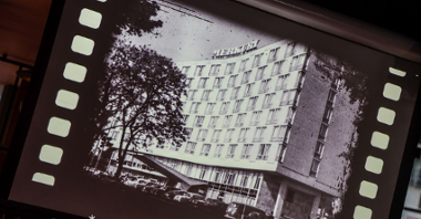 Stare zdjęcie Hotelu Mercure Poznań. Zdjęcie jest wyświetlone na rzutniku. W lewym dolnym rogu znak wodny www.POZnan.travel.pl
